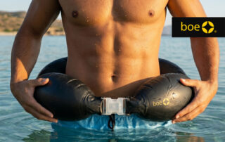 Uomo in acqua con cintura autogonfiabile BOEO indossata in vita, dispositivo di sicurezza leggero e attivabile con un gesto